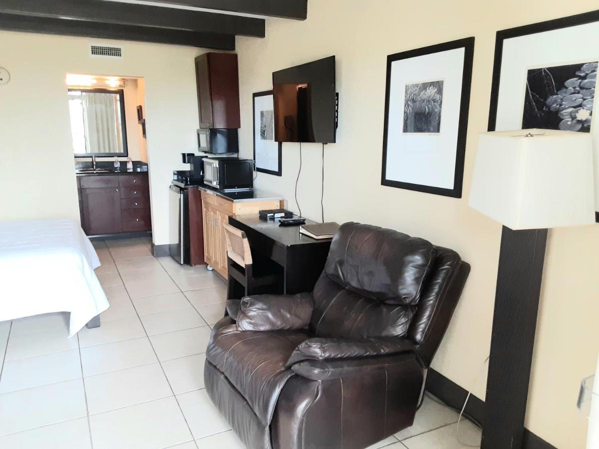 Charming One Bedroom Resort-Style Studio With Pool And Beach Access Раскін Екстер'єр фото